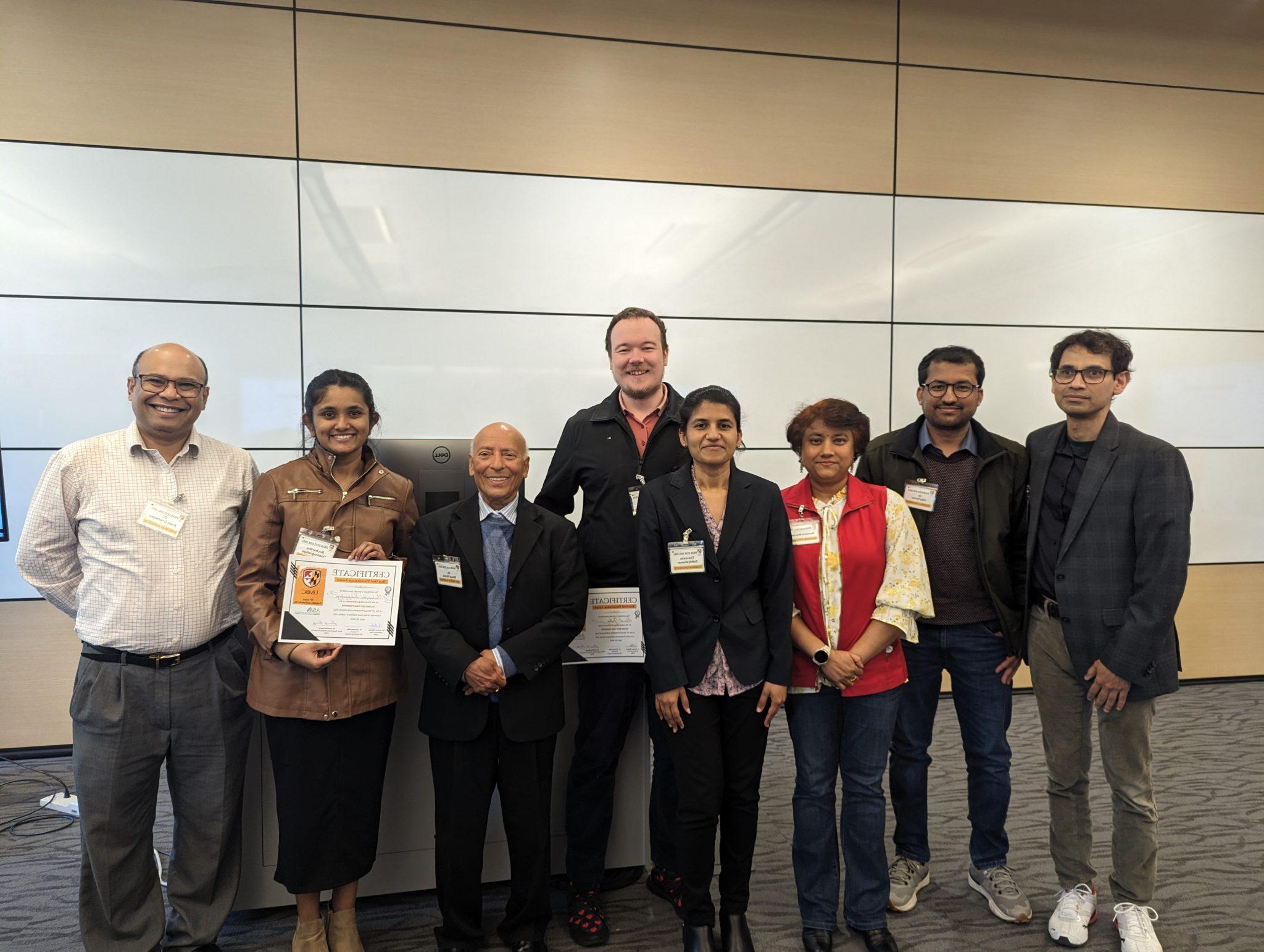 数学博士候选人Daniel Fuller, Thevasha Sathiyakumar, 和Sucharitha Dodamgodage在马里兰大学第15届年度概率与统计日上获得微生物组分析奖.